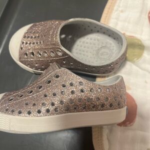 Native’s size C4 in glitter rose gold